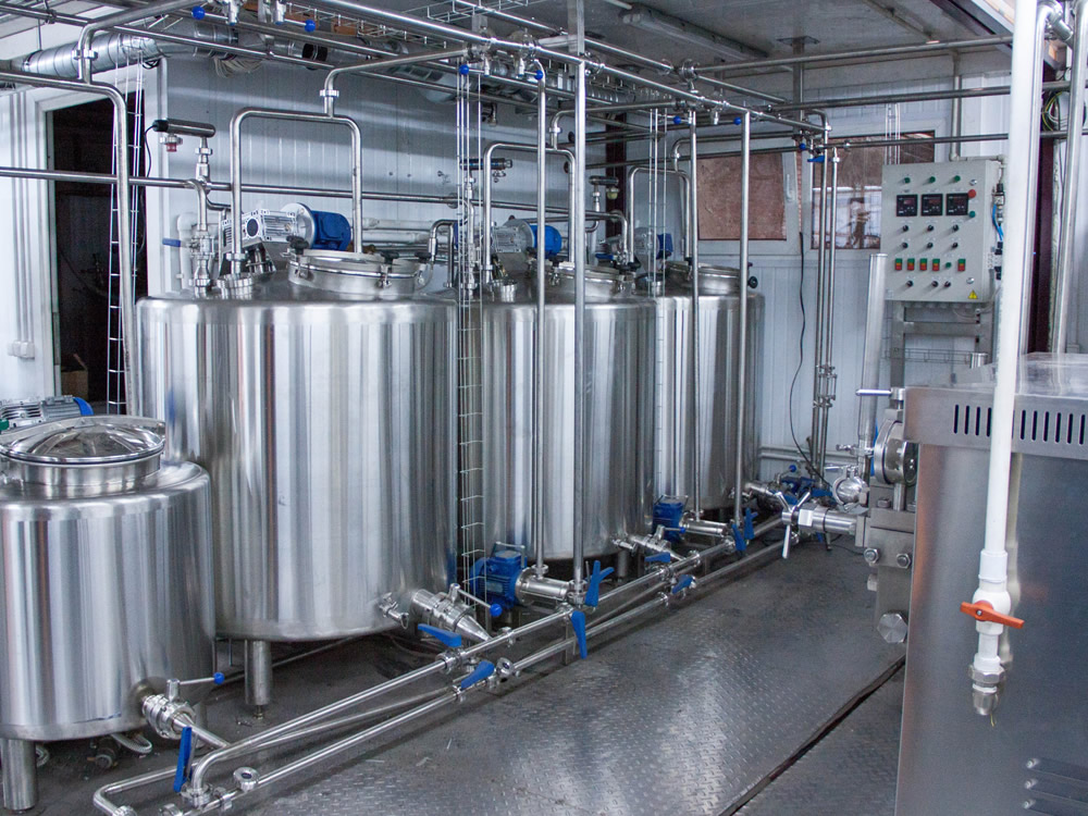 Способ производства кисломолочного продукта «От уэрэтэ» (варианты)